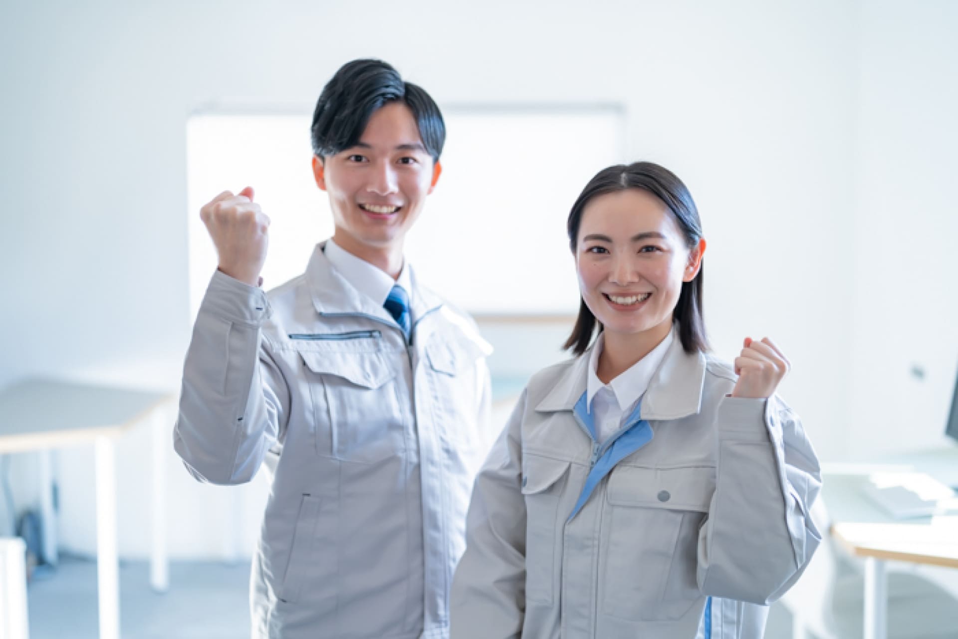 男女二人が片腕でガッツポーズをしている新入社員をイメージした採用画像