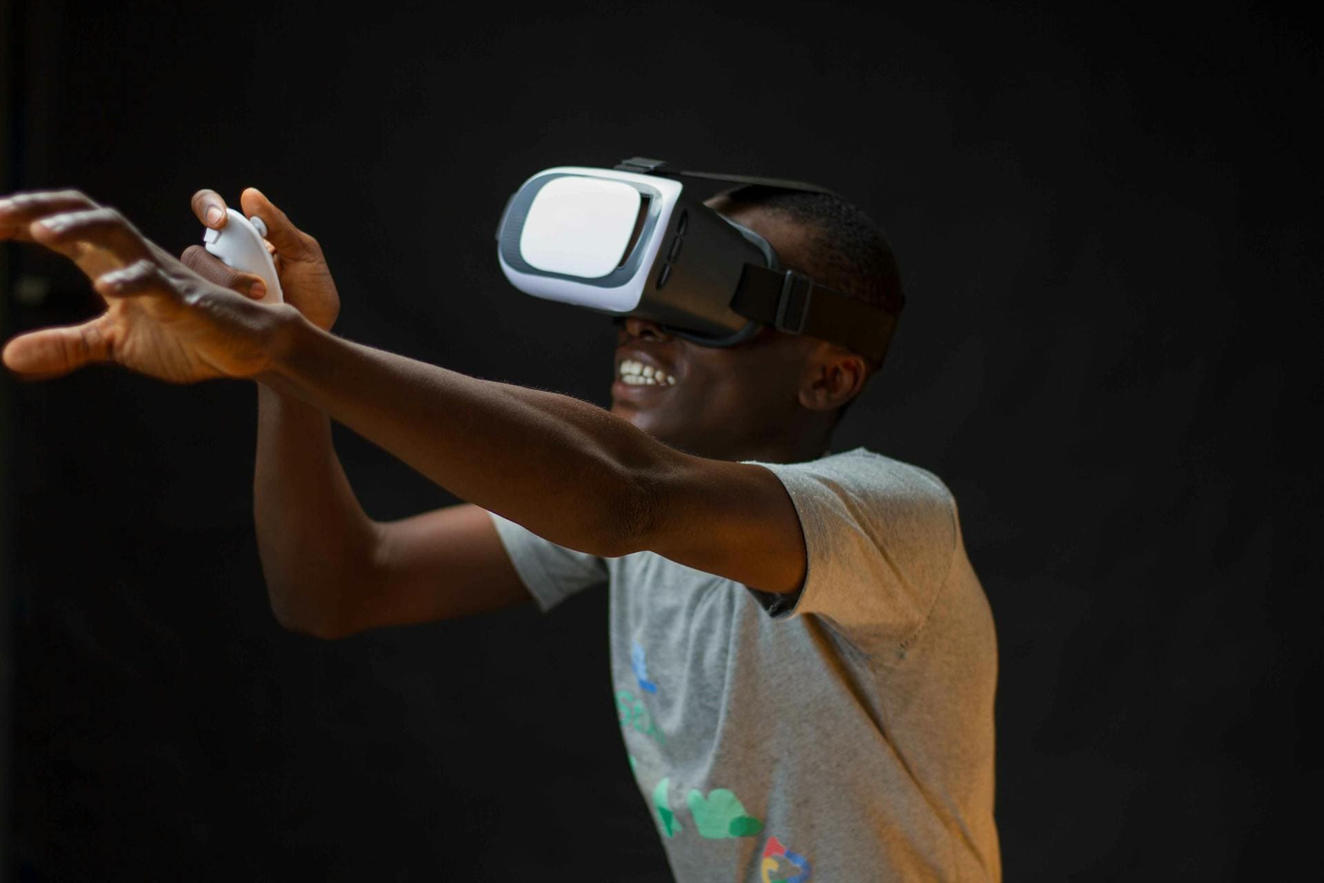 男性がvrゴーグルをつけvr空間の中で何かに触れているイメージ画像