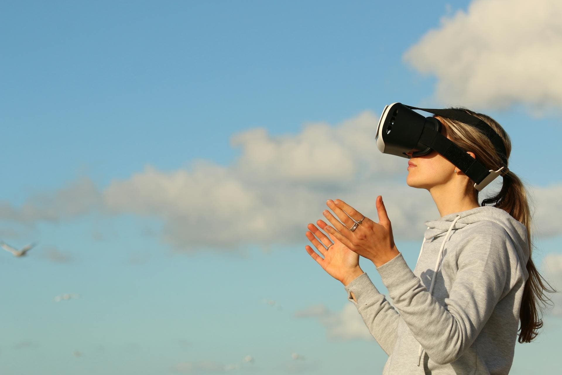 エアージェット搭載機能をイメージした、vrゴーグルをつけた女性が外で青空とともに映っている画像