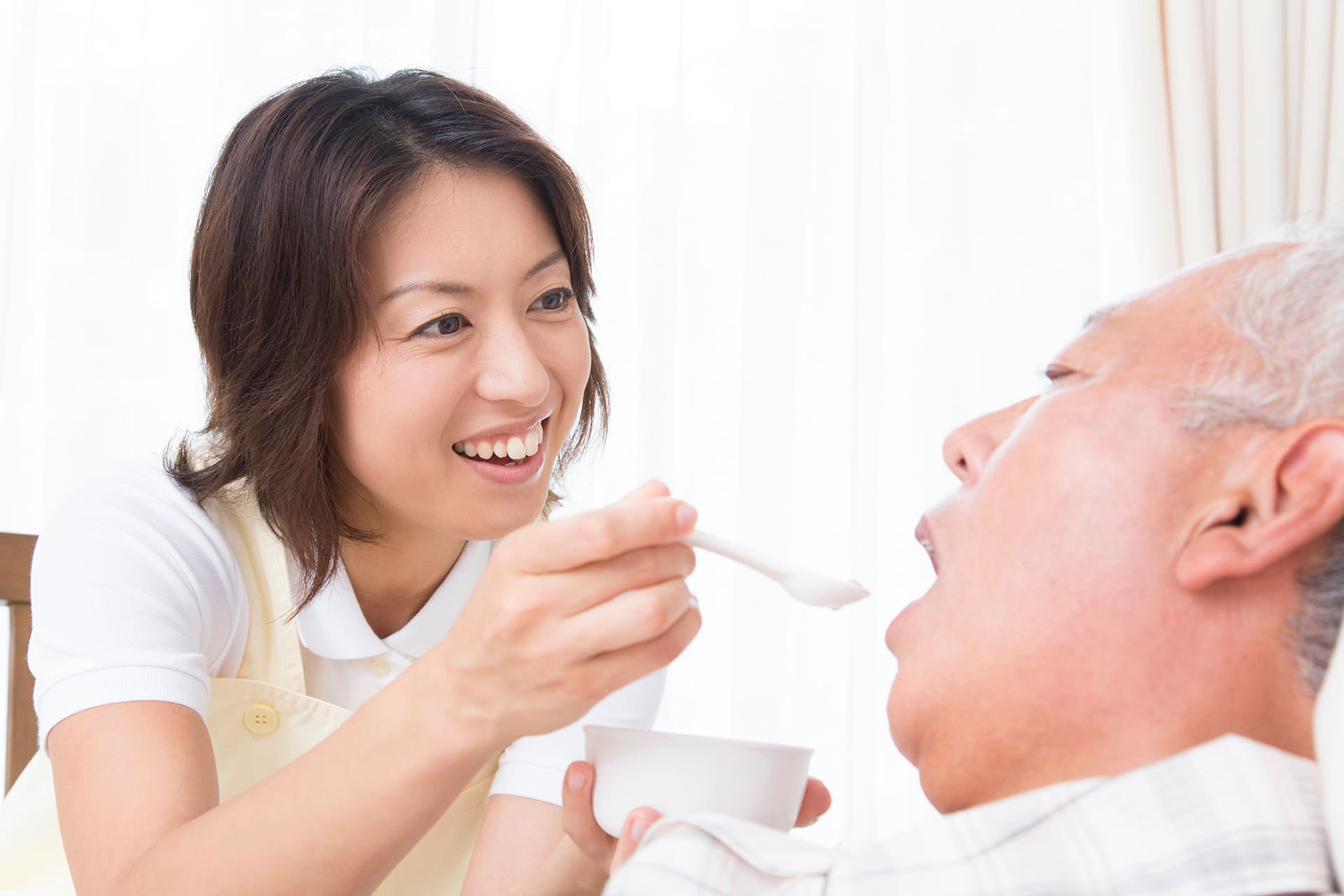 介護士が食事介助をしている様子